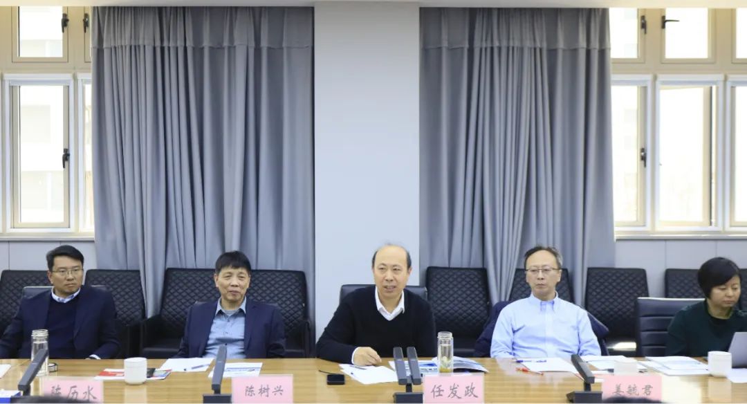 花花牛乳業(yè)集團(tuán)黨委書記、董事長(zhǎng)唐洪峰一行赴中原食品實(shí)驗(yàn)室同中國(guó)工程院院士、中原食品實(shí)驗(yàn)室主任任發(fā)政座談交流