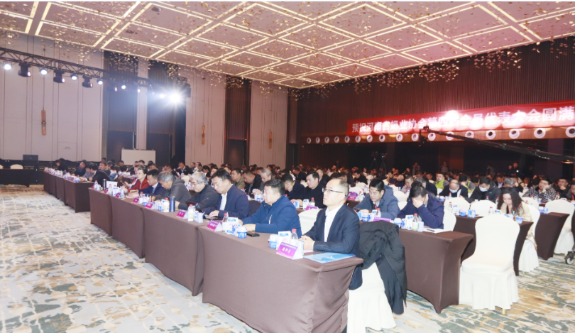 河南奶業(yè)發(fā)展啟航新征程——花花牛乳業(yè)集團(tuán)黨委書記、董事長(zhǎng)唐洪峰當(dāng)選河南省奶業(yè)協(xié)會(huì)會(huì)長(zhǎng)