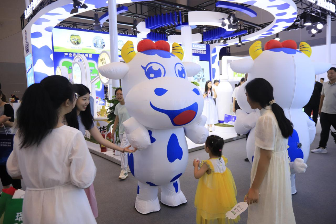 啟航新征程 點亮新賽道丨花花牛乳業(yè)集團參加第十四屆中國奶業(yè)大會暨D20峰會，榮獲“中國乳制品生產(chǎn)企業(yè)現(xiàn)代化等級5A級”評定殊榮