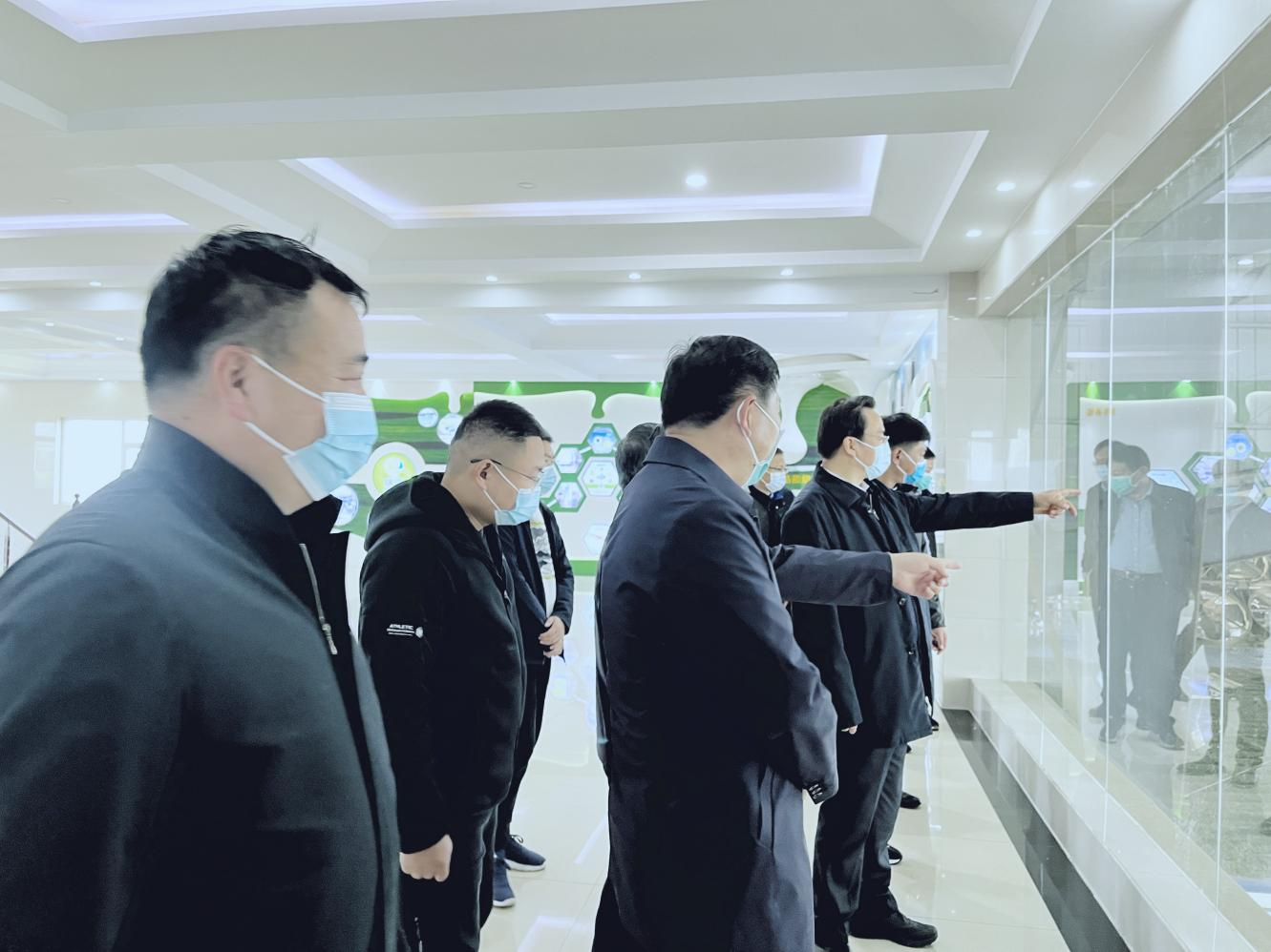 河南省人大常委會黨組書記、副主任孔昌生蒞臨花花牛魯山瑞亞牧場參觀調(diào)研