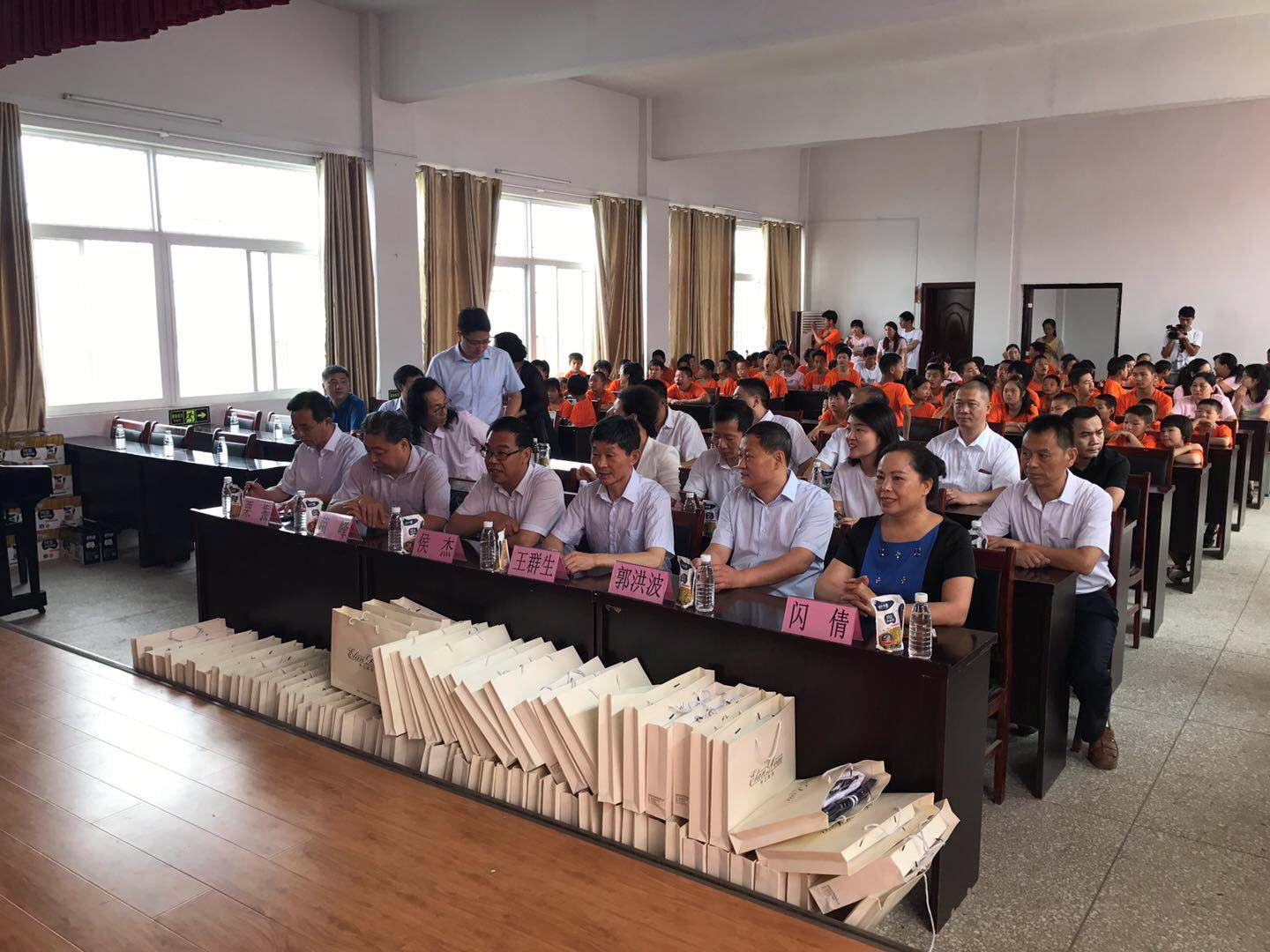 “關愛特殊兒童，讓愛灑滿人間—花花牛乳業(yè)集團2018中國小康牛奶行動” 公益助學泌陽捐贈儀式