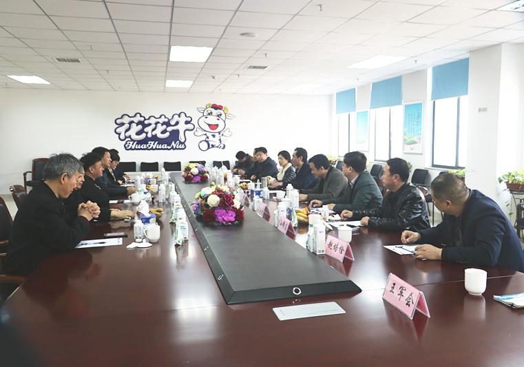 封丘縣縣長王獻臣一行蒞臨 花花牛集團養(yǎng)殖、乳品事業(yè)部參觀調(diào)研