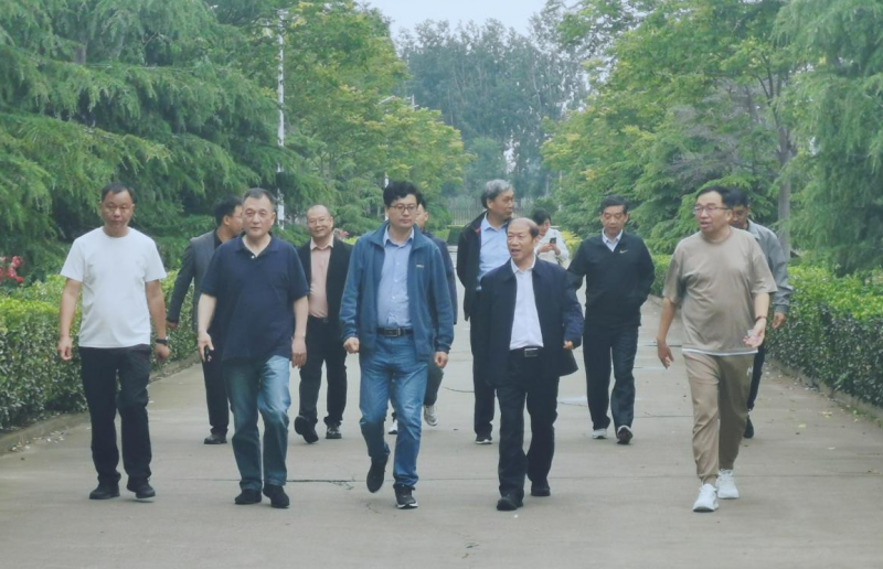 花花牛丨河南農(nóng)業(yè)大學(xué)黨委副書記、校長介曉磊一行蒞臨花花牛河南瑞亞參觀調(diào)研