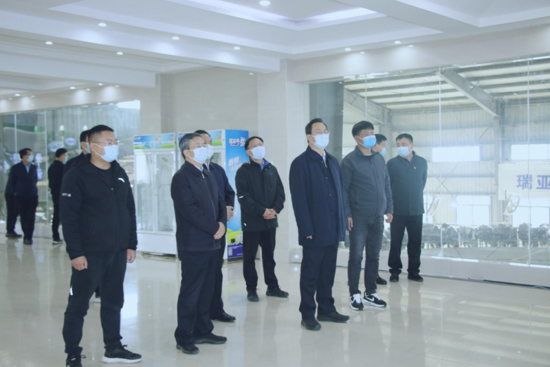 河南省人大常委會(huì)黨組書記、副主任孔昌生蒞臨花花牛魯山瑞亞牧場(chǎng)參觀調(diào)研