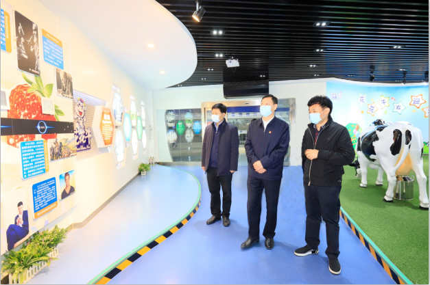 河南省委農(nóng)辦主任、農(nóng)業(yè)農(nóng)村廳廳長申延平一行調(diào)研河南花花牛乳業(yè)集團