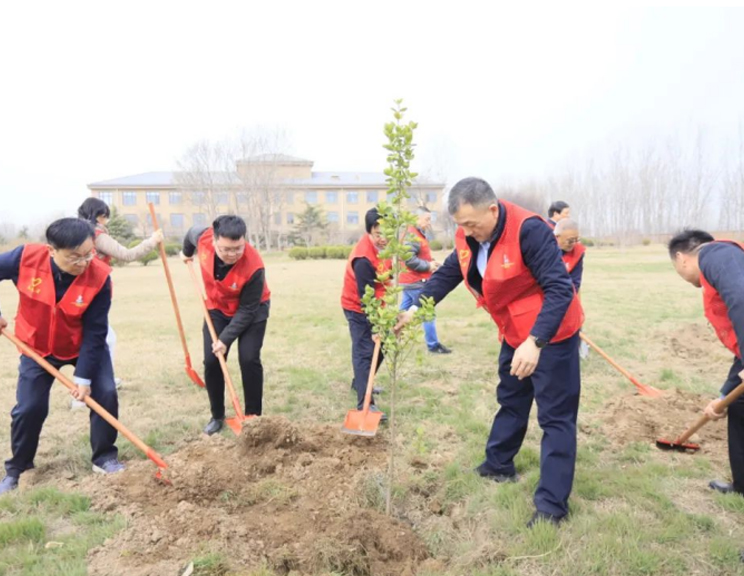 河南花花牛乳業(yè)集團開展“綠色發(fā)展踐初心 植樹護綠先鋒行”植樹活動