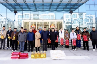 新春佳節(jié)暖人心 堅(jiān)守一線顯擔(dān)當(dāng) ——河南農(nóng)業(yè)投資集團(tuán)黨委委員、副總經(jīng)理兼花花牛乳業(yè)集團(tuán)黨委書記、董事長張峰慰問花花牛乳業(yè)在崗員工